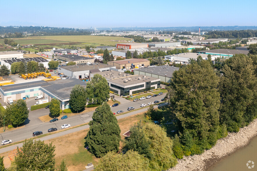 7432-7440 Fraser Park Dr, Burnaby, BC à louer - Photo de l’immeuble – Image 2 sur 6