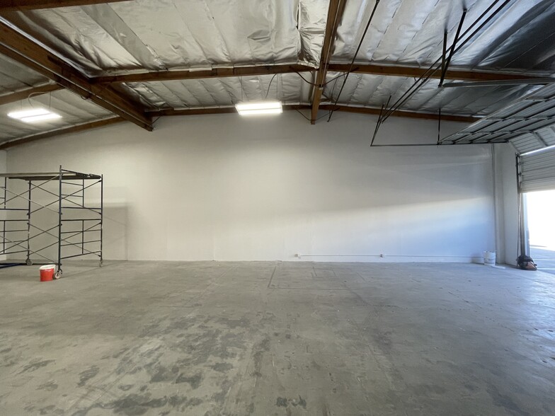 21018 Osborne St, Canoga Park, CA à louer - Photo de l’immeuble – Image 2 sur 7