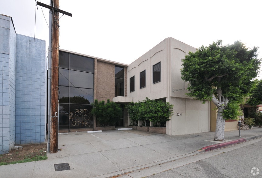 2216 S Barrington Ave, Los Angeles, CA à vendre - Photo principale – Image 1 sur 6
