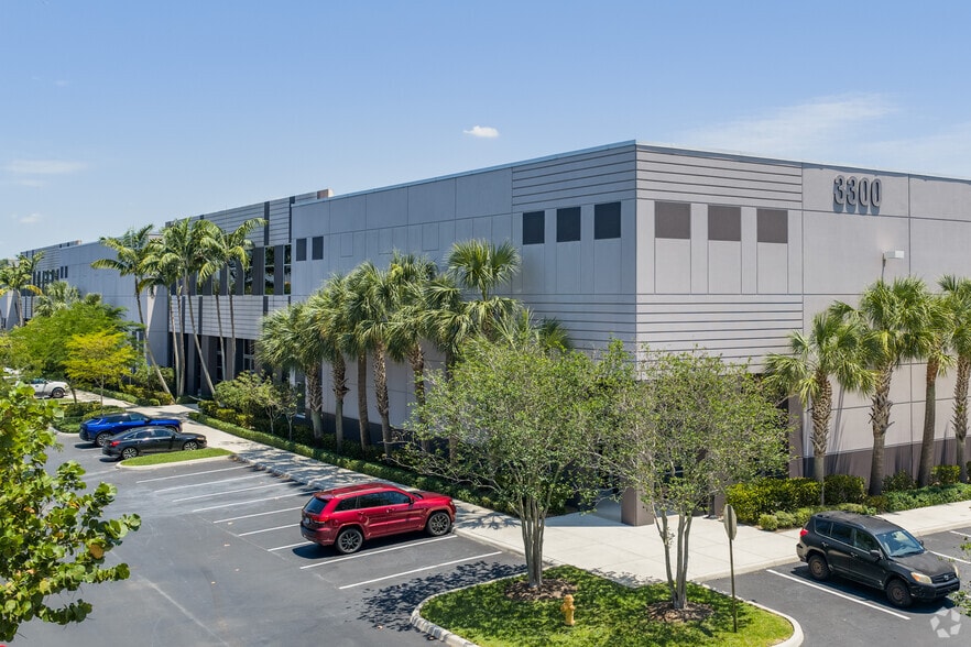 3300 SW 64th Ave, Davie, FL à louer - Photo principale – Image 2 sur 15