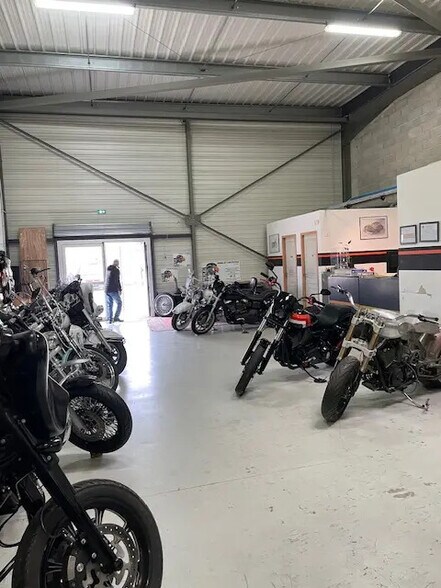 Local d’activités dans Entraigues-sur-la-Sorgue à louer - Photo de l’immeuble – Image 2 sur 4