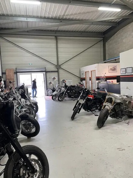 Local d’activités dans Entraigues-sur-la-Sorgue à louer - Photo intérieure – Image 2 sur 4