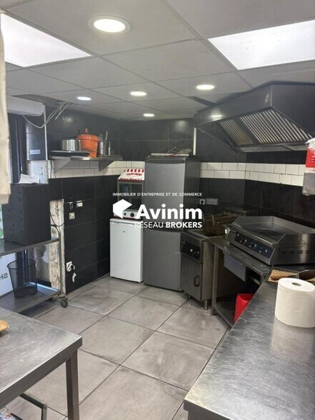 Local commercial dans Les Pennes-Mirabeau à vendre - Photo de l’immeuble – Image 3 sur 5