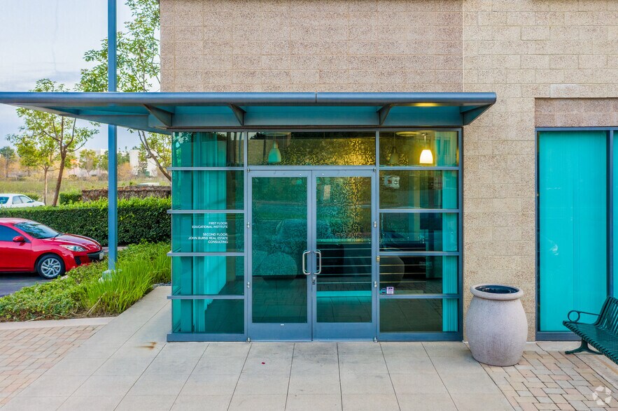 9140 Irvine Center Dr, Irvine, CA à louer - Photo de l’immeuble – Image 3 sur 6