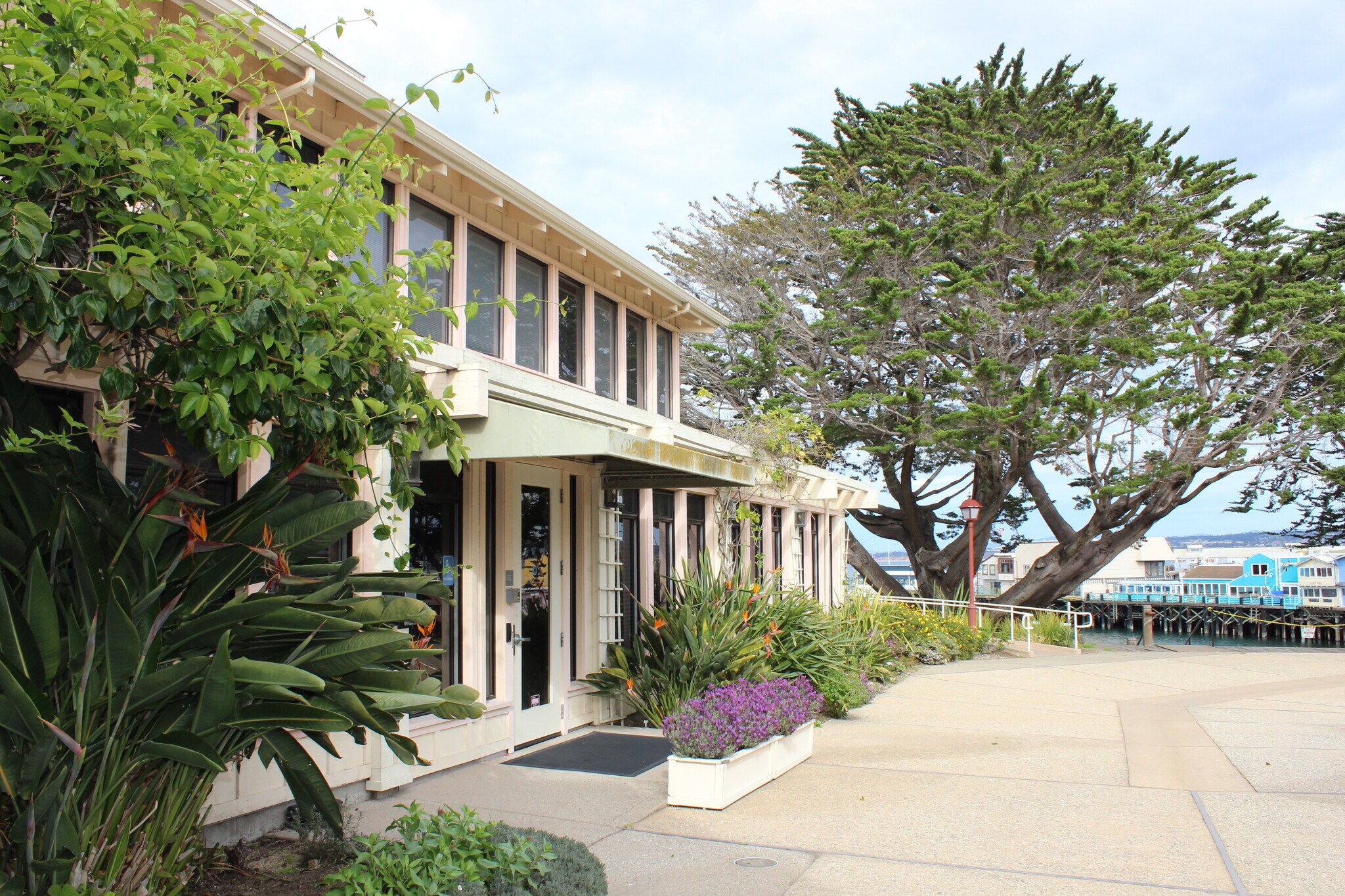 99 Pacific St, Monterey, CA à louer Photo principale– Image 1 sur 16