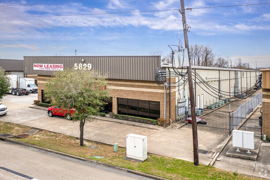 5829 W Sam Houston Pky N, Houston, TX à louer - Photo de l’immeuble – Image 2 sur 38