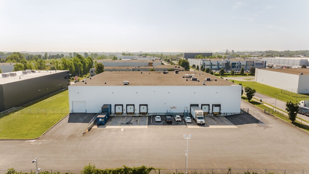 5995 Rue Ernest-Cormier, Laval, QC à louer - Photo de l’immeuble – Image 3 sur 8