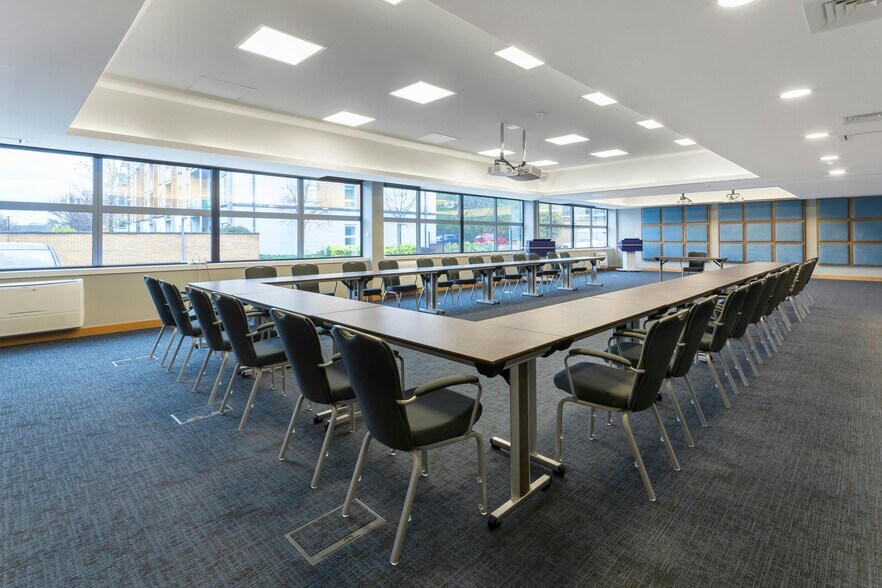 Highbury Dr, Leatherhead à vendre - Photo de l’immeuble – Image 2 sur 11