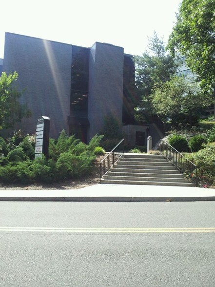 1 W Red Oak Ln, White Plains, NY à louer - Photo de l’immeuble – Image 3 sur 16