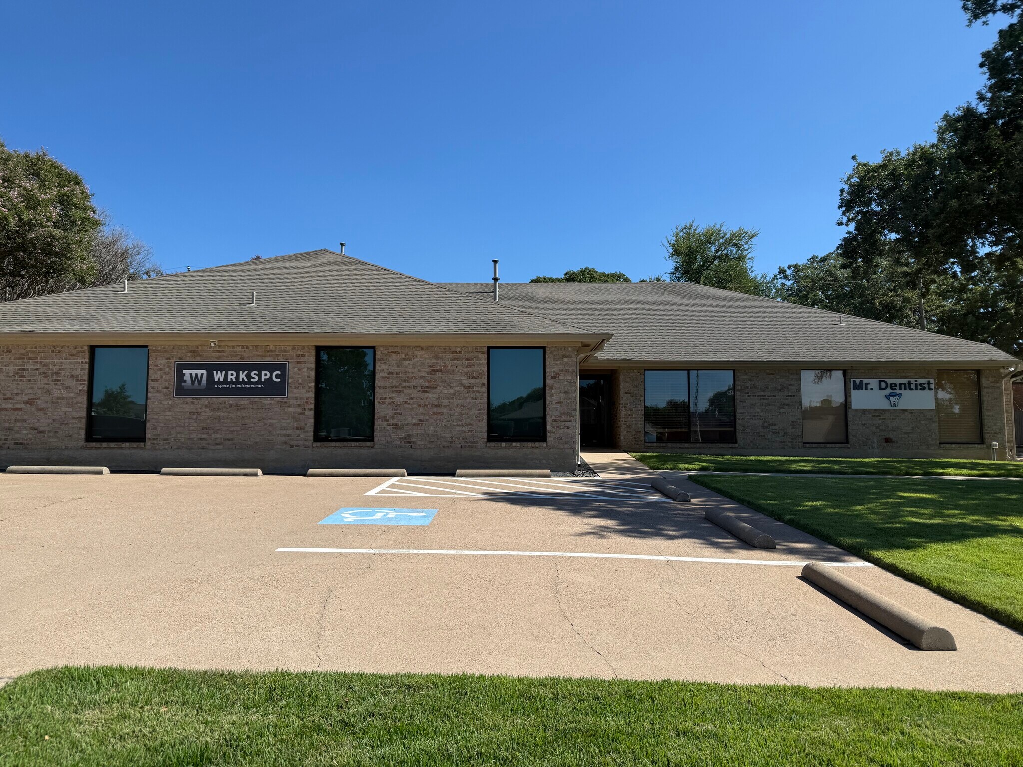 615 W Harwood Rd, Hurst, TX à vendre Photo de l’immeuble– Image 1 sur 28
