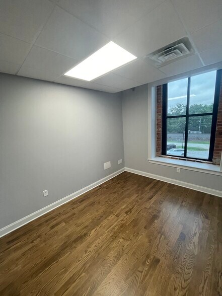 218 E Main St, Clayton, NC à louer - Photo intérieure – Image 1 sur 13