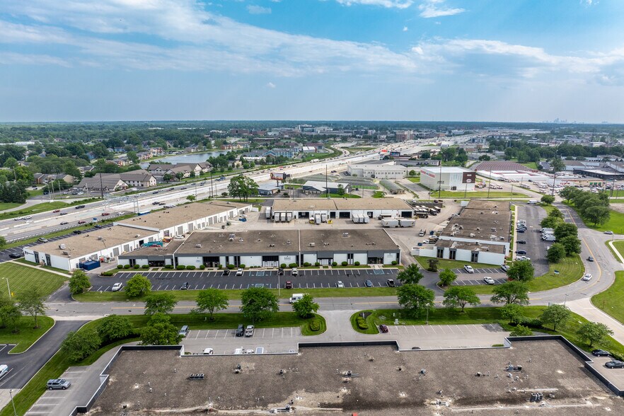 8621-8677 Bash St, Indianapolis, IN à louer - Photo de l’immeuble – Image 2 sur 11