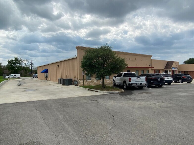 3206 Longmire Dr, College Station, TX à louer - Photo de l’immeuble – Image 2 sur 8