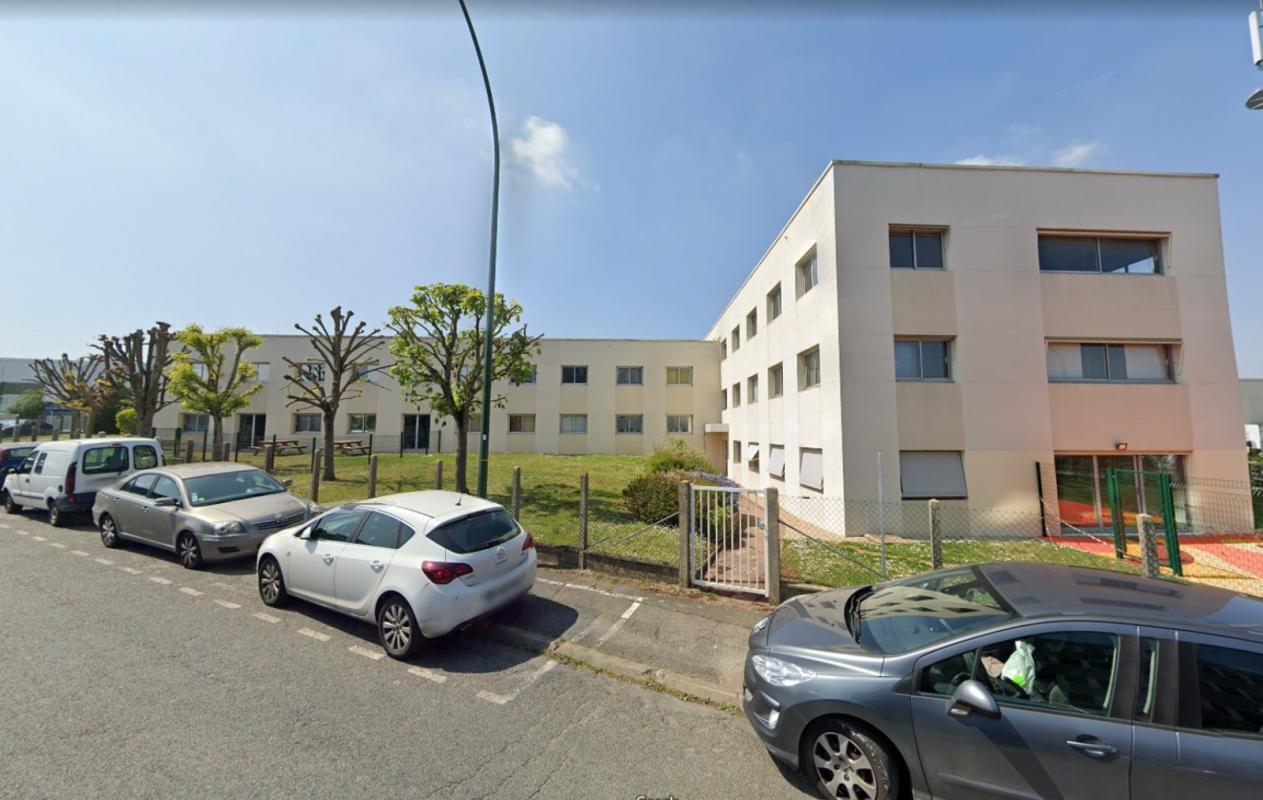 4 Rue Des Frères Lumière, Plaisir à louer Photo de l’immeuble– Image 1 sur 3