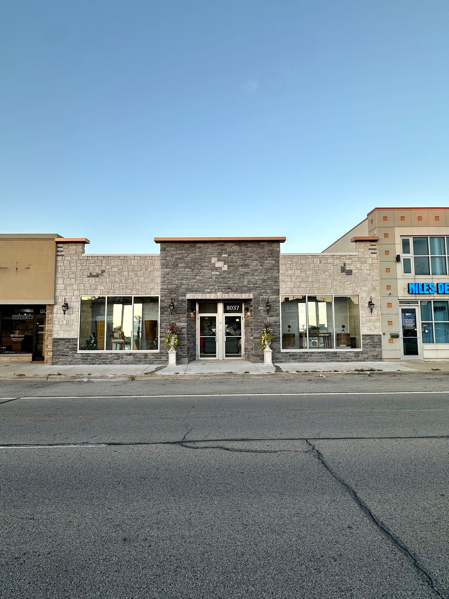 8037 N Milwaukee Ave, Niles, IL à louer Photo de l’immeuble– Image 1 sur 13