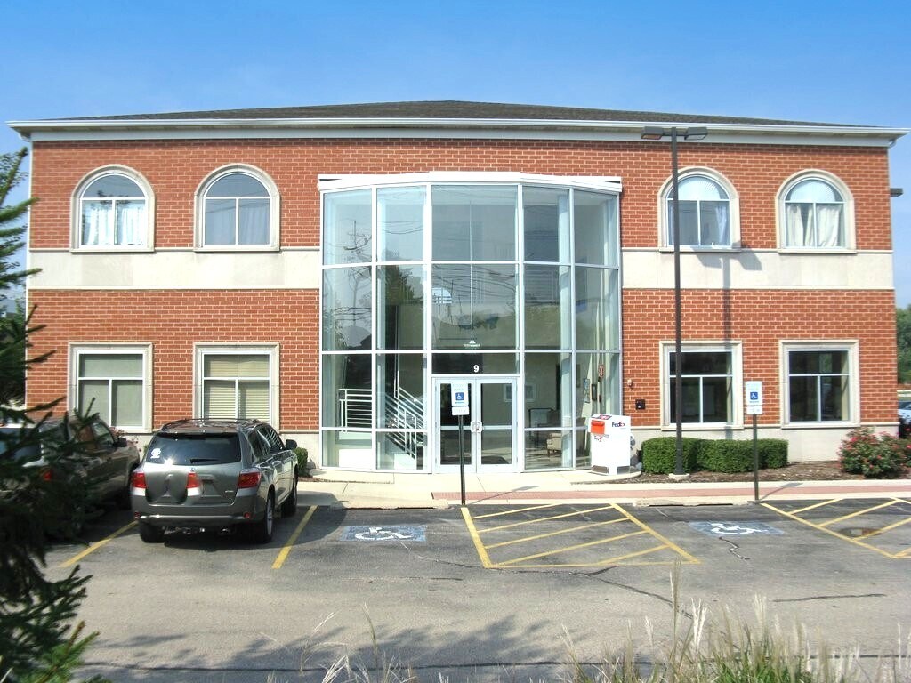 9 Crystal Lake Rd, Lake In The Hills, IL à louer Photo de l’immeuble– Image 1 sur 10