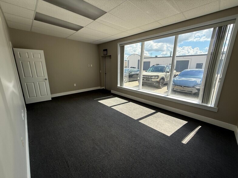 2565 28th St SW, Wyoming, MI à louer - Photo de l’immeuble – Image 3 sur 10