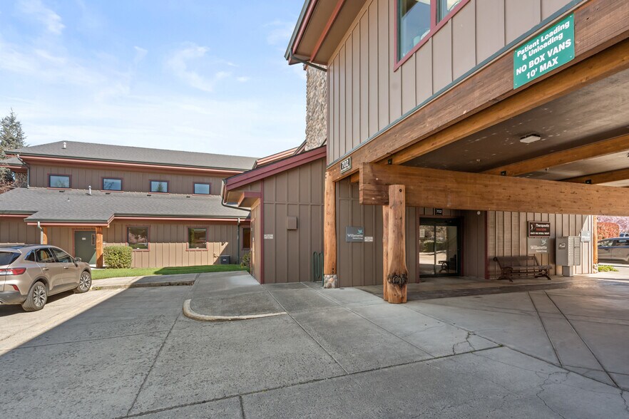 700 SW Ramsey Ave, Grants Pass, OR à louer - Photo de l’immeuble – Image 2 sur 18