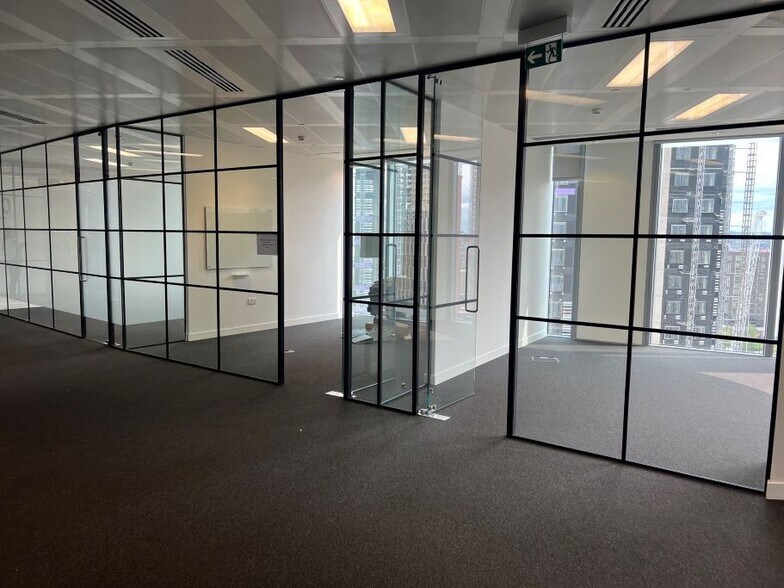 5 Churchill Pl, Londres à louer - Photo de l’immeuble – Image 2 sur 4