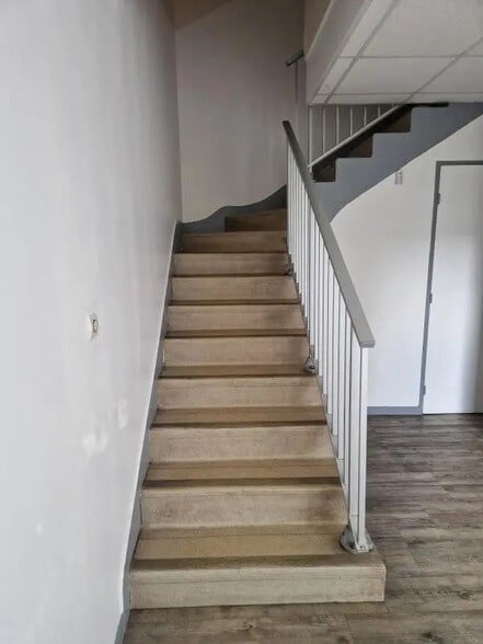 Local d'activités dans BOISSY-L'AILLERIE à vendre - Photo de l’immeuble – Image 3 sur 9