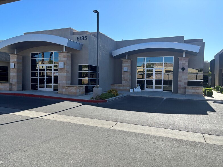 5185 S Durango Dr, Las Vegas, NV à louer - Photo de l’immeuble – Image 2 sur 9