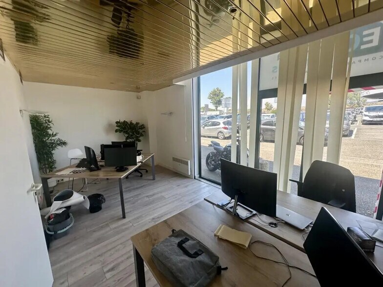 Bureau dans Puget-sur-Argens à louer - Photo de l’immeuble – Image 2 sur 5