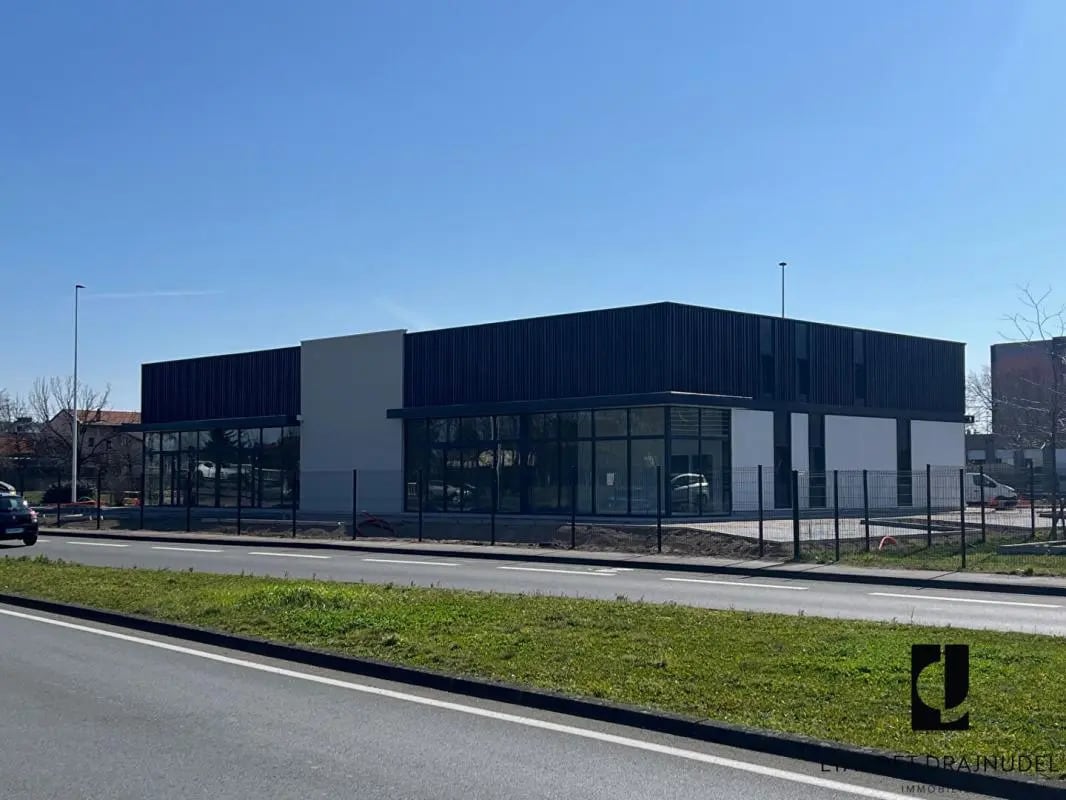 Local commercial dans Roanne à louer Photo de l’immeuble– Image 1 sur 3