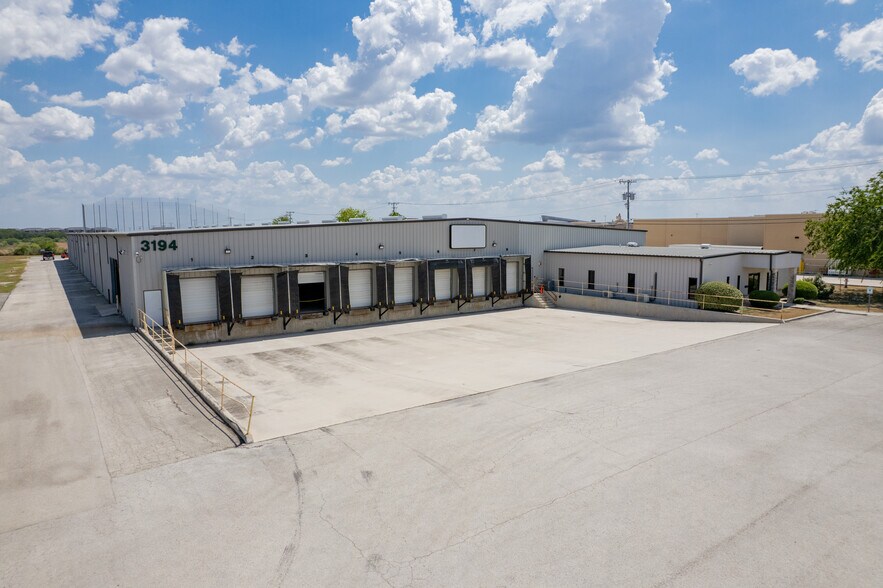 3194 N Interstate 35, New Braunfels, TX à louer - Photo de l’immeuble – Image 2 sur 17