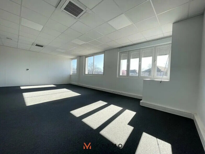 Bureau dans Aubergenville à vendre - Photo de l’immeuble – Image 2 sur 6