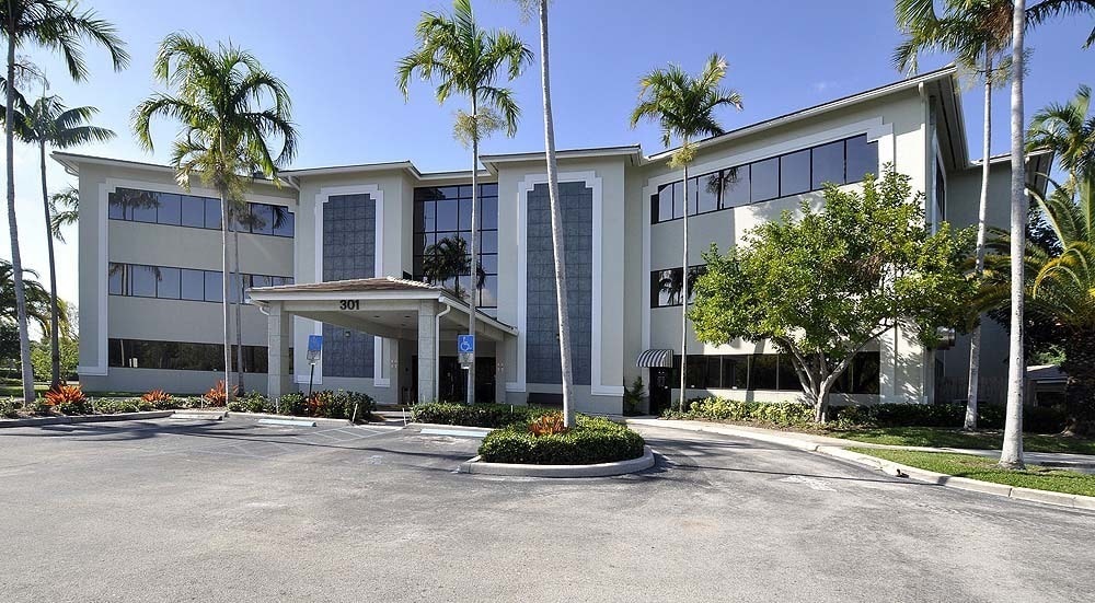 301 NW 84th Ave, Plantation, FL à louer Photo de l’immeuble– Image 1 sur 3