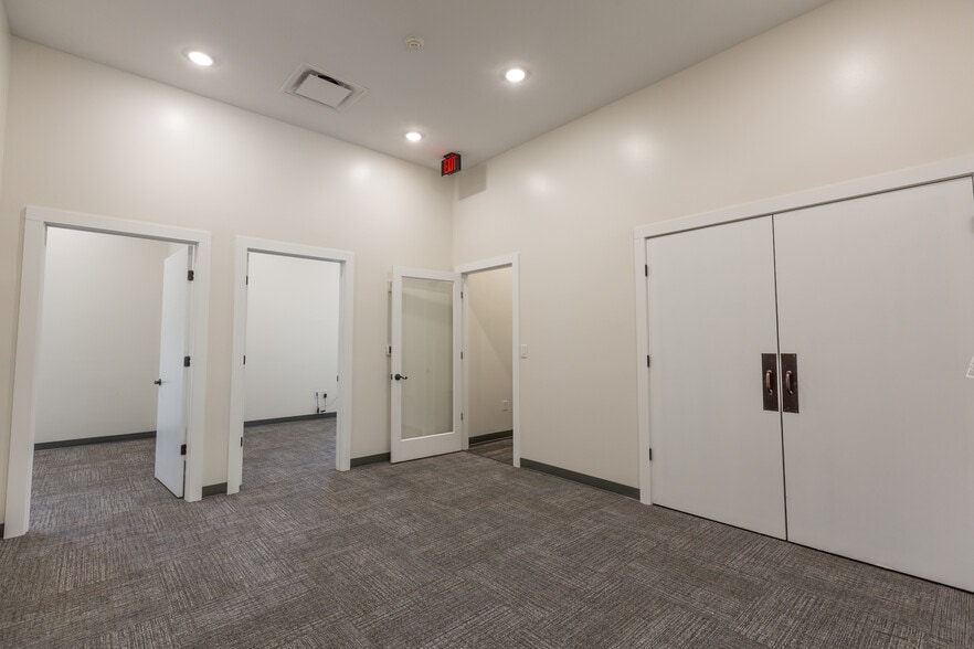 130 W Trade St, Dallas, NC à louer - Hall d’entrée – Image 2 sur 10