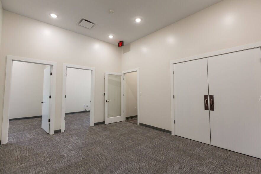 130 W Trade St, Dallas, NC à louer - Hall d’entrée – Image 2 sur 10