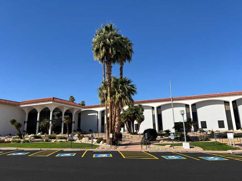 17220 N Boswell Blvd, Sun City, AZ à louer - Photo de l’immeuble – Image 1 sur 4