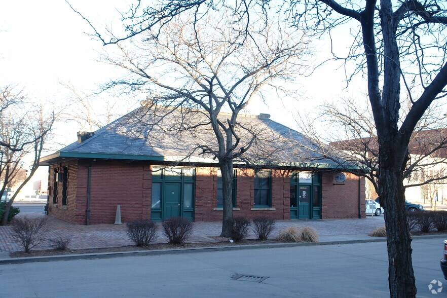 725 E Douglas Ave, Wichita, KS à louer - Photo de l’immeuble – Image 2 sur 4