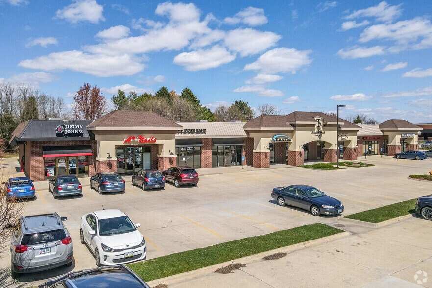 12871 University Ave, Clive, IA à louer - Photo principale – Image 1 sur 1
