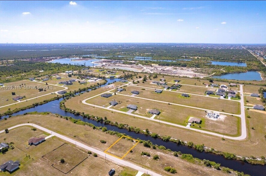 3407 NW 46th Ln, Cape Coral, FL à vendre - Photo de l’immeuble – Image 2 sur 3