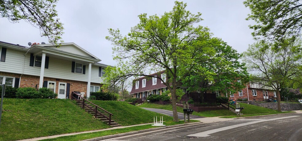 Three 4-Family Townhouses, Waukesha WI portefeuille de 3 biens à vendre sur LoopNet.fr - Photo de l’immeuble – Image 1 sur 7