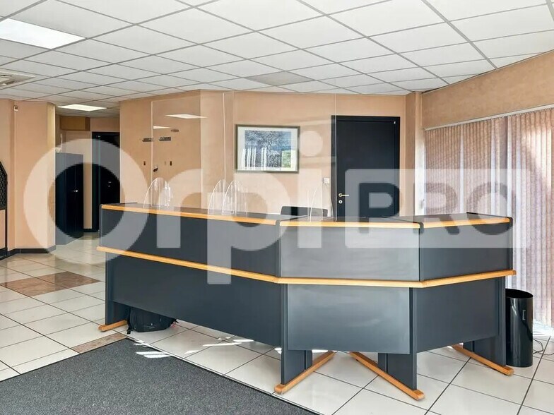 Local commercial dans Arras à vendre - Hall d’entrée – Image 2 sur 9