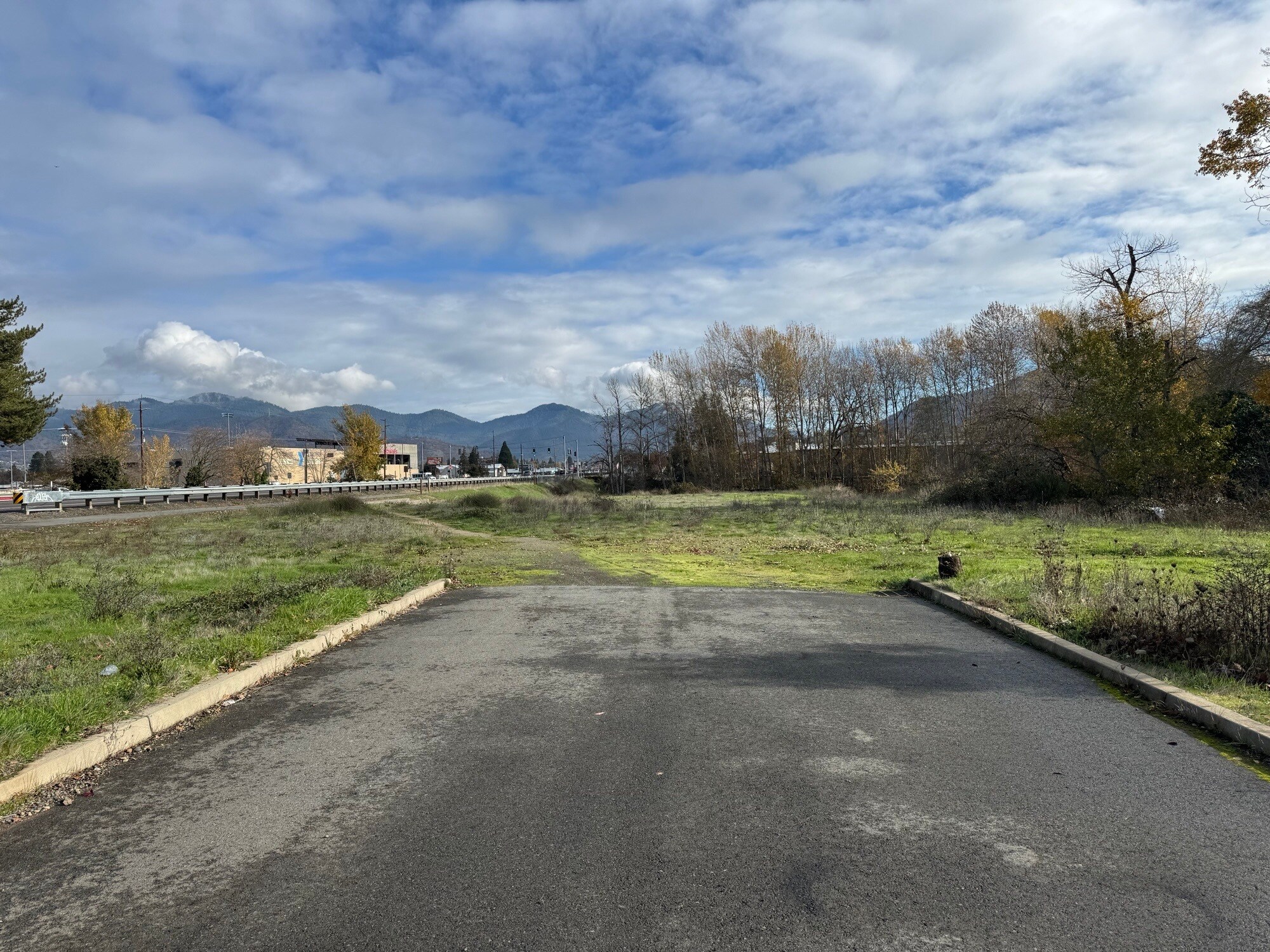 1553 Allen Creek Rd, Grants Pass, OR à vendre Photo principale– Image 1 sur 3