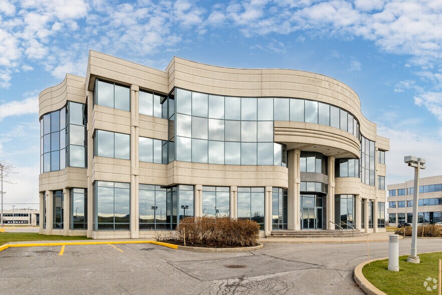 8585 Rte Transcanadienne, Montréal, QC à louer - Photo de l’immeuble – Image 2 sur 12