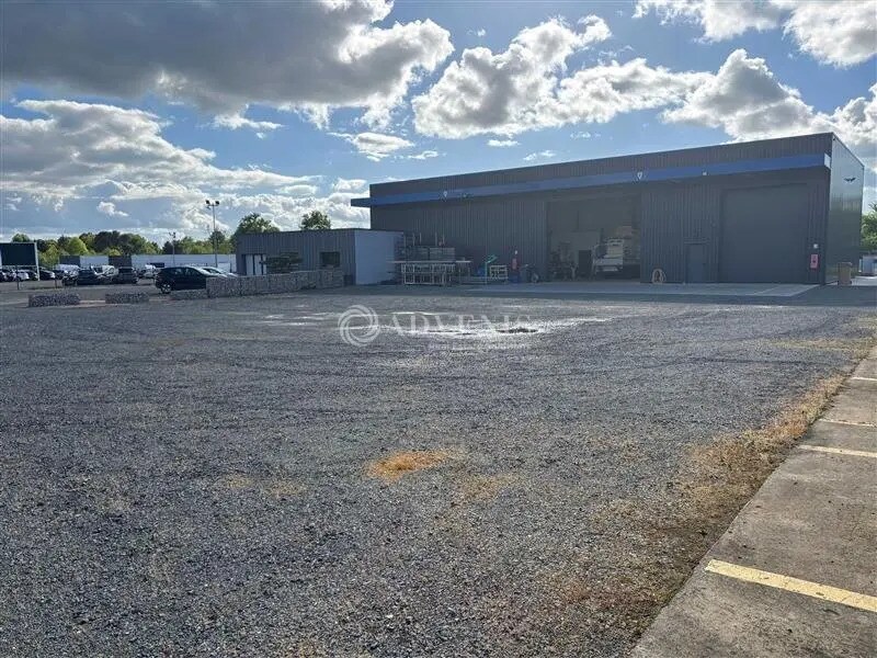 Local d’activités dans Roëzé-sur-Sarthe à louer Photo de l’immeuble– Image 1 sur 9