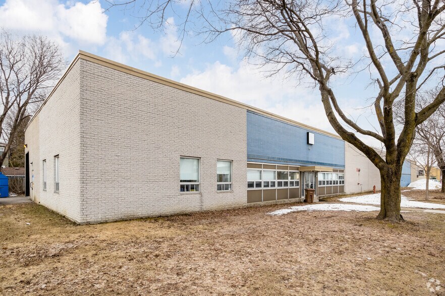 2720 Rue Duchesneau, Montréal, QC à louer - Photo principale – Image 1 sur 5