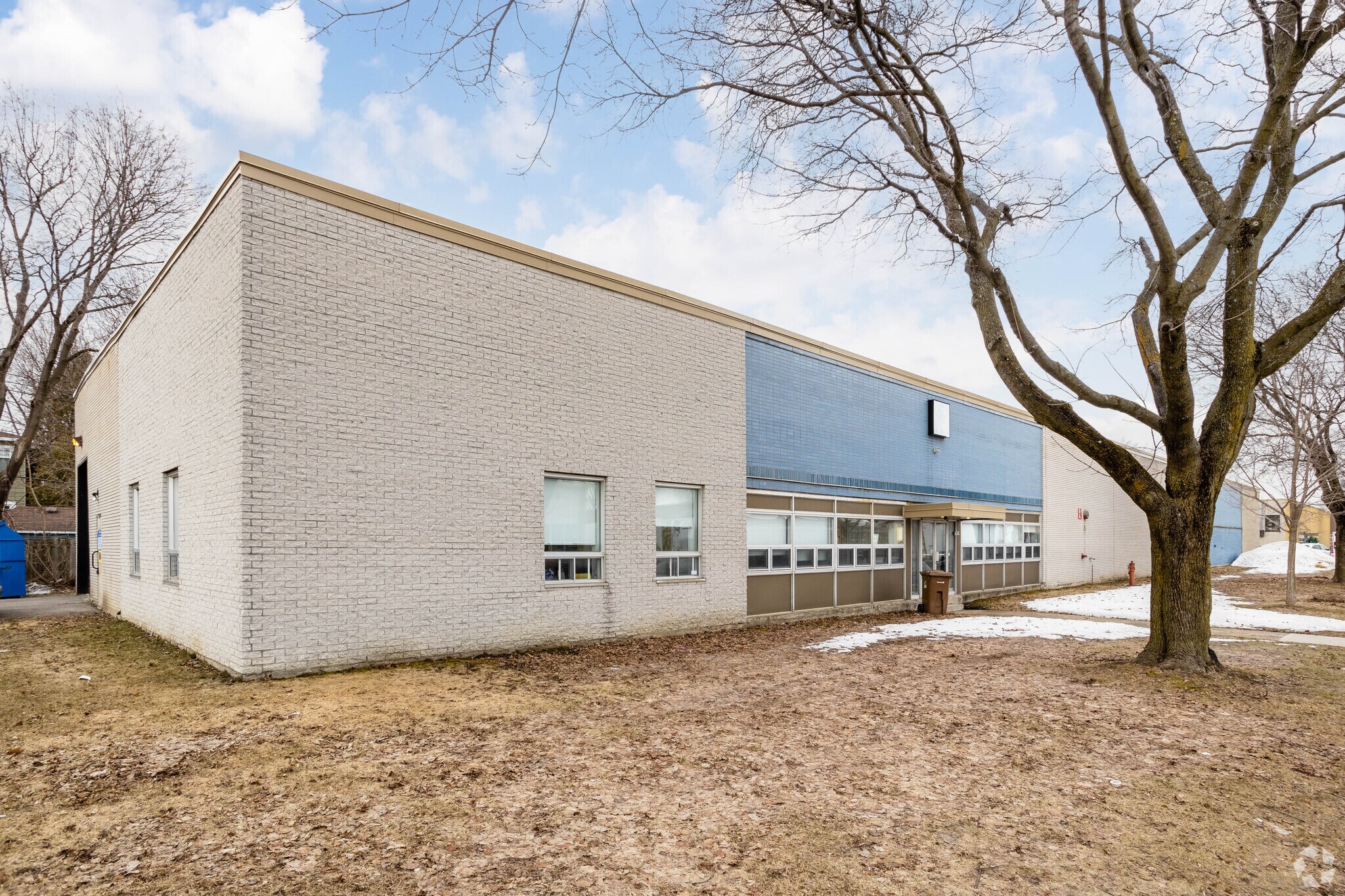 2720 Rue Duchesneau, Montréal, QC à louer Photo principale– Image 1 sur 6