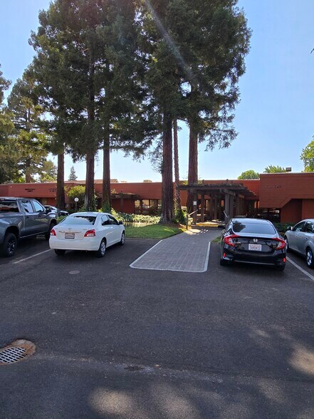 2909 Coffee Rd, Modesto, CA à vendre - Photo de l’immeuble – Image 2 sur 11