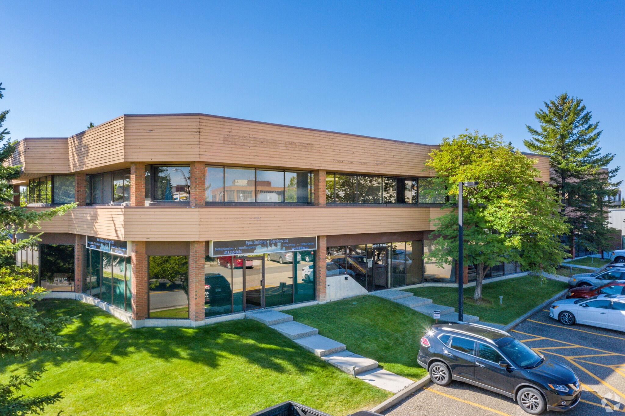 3015 12th St NE, Calgary, AB à louer Photo de l’immeuble– Image 1 sur 7