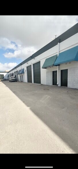 6405-6447 NW 82nd Ave, Miami, FL à louer - Photo de l’immeuble – Image 2 sur 6