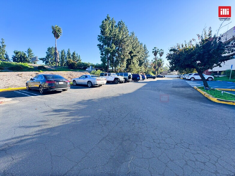 7136 Haskell Ave, Van Nuys, CA à louer - Photo de l’immeuble – Image 3 sur 11