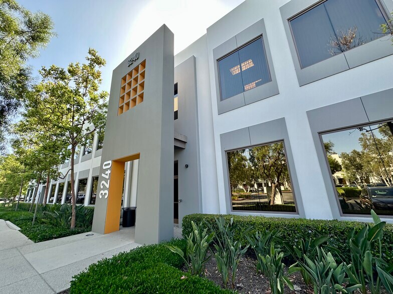3240 El Camino Real, Irvine, CA à louer - Photo de l’immeuble – Image 1 sur 18