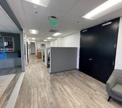 23929 Valencia Blvd, Valencia, CA à louer Photo intérieure– Image 2 sur 6