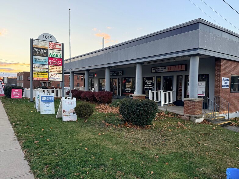 1019 Farmington Ave, Bristol, CT à louer - Photo de l’immeuble – Image 3 sur 6